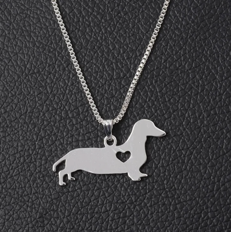 Colgante Dachshund con corazón y cadena de eslabones